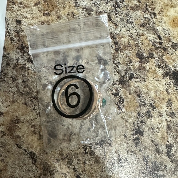 Green Zircon Vintage Style Jewelry Ring Size 6 - Picture 8 of 8